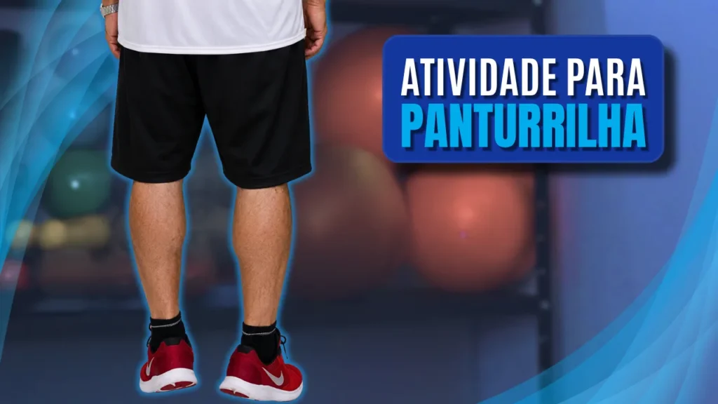 Atividade para a Panturrilha. Foto de Seu Luiz e Dona Maria em pé, elevando os calcanhares para cima. Ao fundo, estante com halteres. À direita, as palavras atividade para a Panturrilha. Atividade para a panturrilha, escrito em branco e pernas em azul.