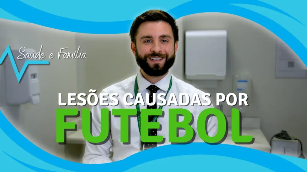 Lesões Causadas por Futebol. Foto do Dr. Ewerton Lima. No topo e na parte inferior, ondas em azul. À frente, lesões causadas por em branco, e futebol, escrita em verde.