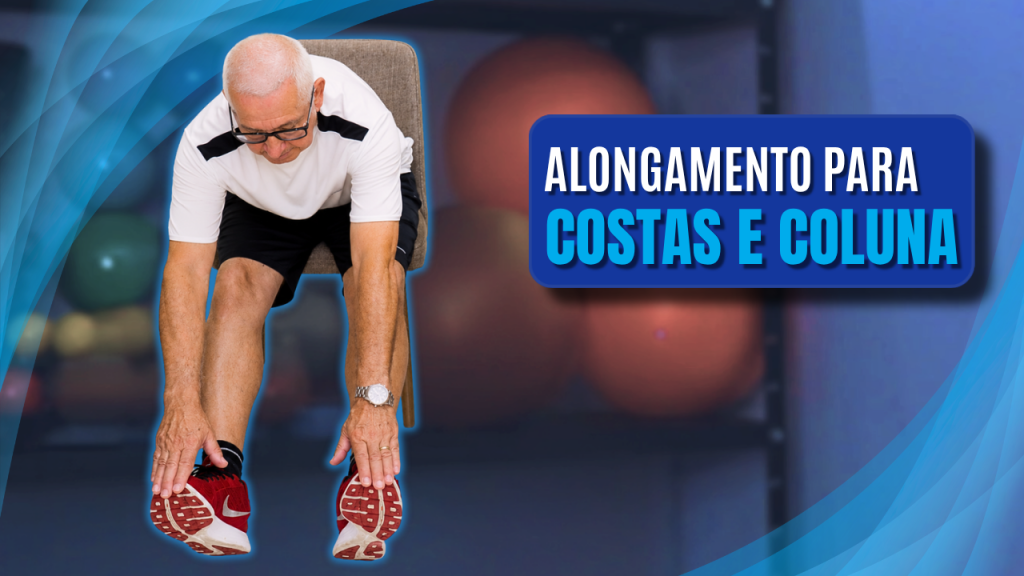 Alongamento para Costas e Coluna. Foto de Seu Luiz sentados, com os braços extendidos e segurando a ponta do pé. Ao fundo, estante com halteres. À direita, as palavras alongamento para, escrito em branco, e costas e coluna, em azul.
