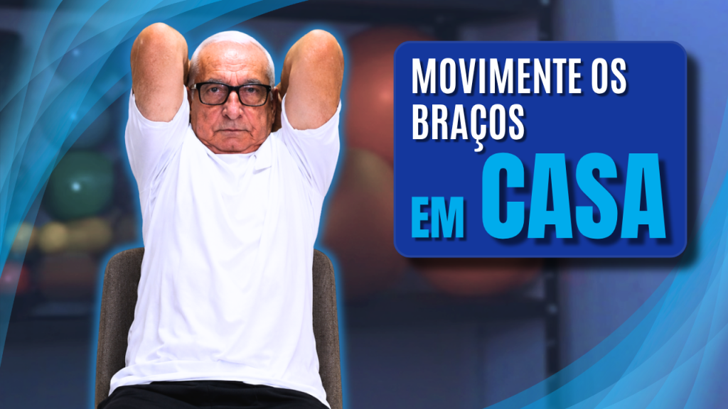 Tríceps Francês. Foto de Seu Luiz sentado, executando o tríceps. Ao fundo, estante com halteres. À direita, mais força nos braços, em branco, e 