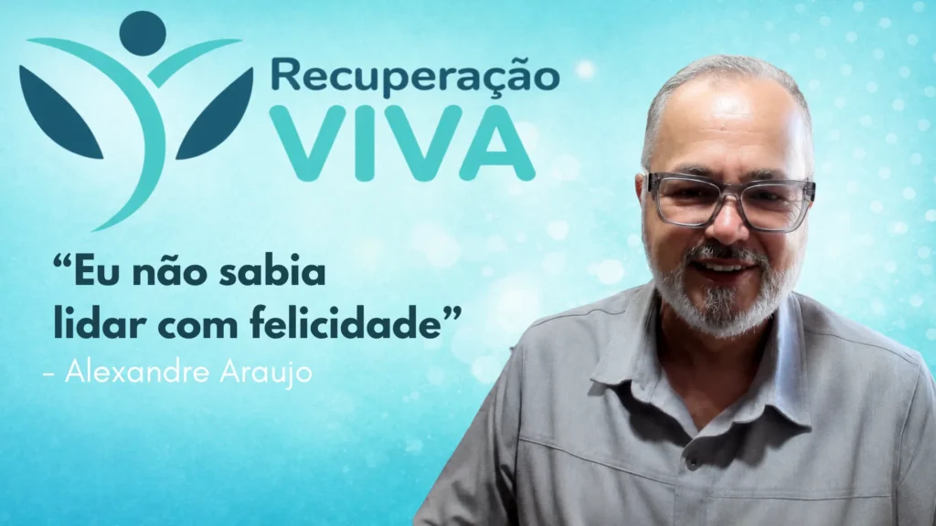 Dependência Química. Fundo com degradê verde claro. No topo, logo do Recuperação Viva. Logo abaixo, frase: "eu não sabia lidar com felicidade", em letras azuis. Logo abaixo, Alexandre Araújo, em branco.