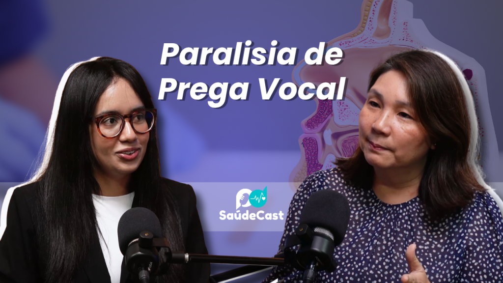 Paralisia de Prega Vocal. Foto de Thays Reis e Dr. Rosiane Yamasaki. Ao centro, as palavras "paralisia de prega vocal", em branco. Abaixo, logo do SaúdeCast.