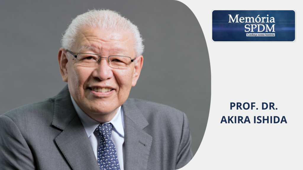Dr. Akira Ishida. À esquerda, foto do Dr. Akira Ishida. À direita, Memória SPDM escrito em branco dentro de um retângulo azul. No canto inferior direito, Prof. Dr. Akira Ishida.