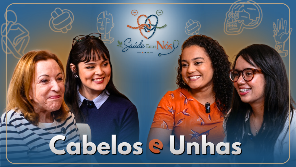 Queda de Cabelo. Fundo azul com desenhos que remetem às áreas da saúde e medicina. Foto de apresentadoras e Dra. participante do Saúde Entre Nós. Da esquerda para a direita, Dra. Karime Hassum, Carolina Matsue, Gabrielly Santos e Thays Reis. No topo, ao centro, logo do Saúde Entre Nós. Na parte inferior, ao centro, "cabelos e unhas". A letra está escrito em tom terra cota. As palavras "cabelos", "unhas" estão em branco.