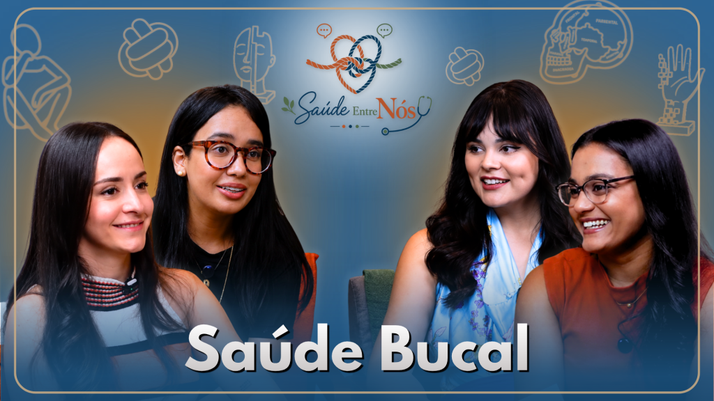 saúde bucal. Thumbnail em tons de azul, com quatro mulheres em destaque na parte inferior e o logotipo “Saúde Entre Nós” ao centro. Ao fundo, há ilustrações relacionadas à saúde. Na parte inferior, aparece o título “Saúde Bucal” em letras grandes.