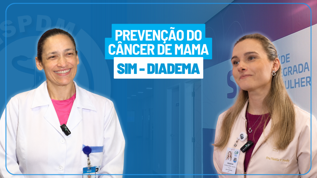 Saúde Integrada da Mulher. Fundo com fotografia do interior do SIM Viva+ Diadema. Em primeiro plano, à esquerda e à direita, foto de profissionais de saúde. Ao centro e no meio das profissionais, as palavras em branco "prevenção do câncer de mama", com fundo azul e "SIM - Diadema" em azul.